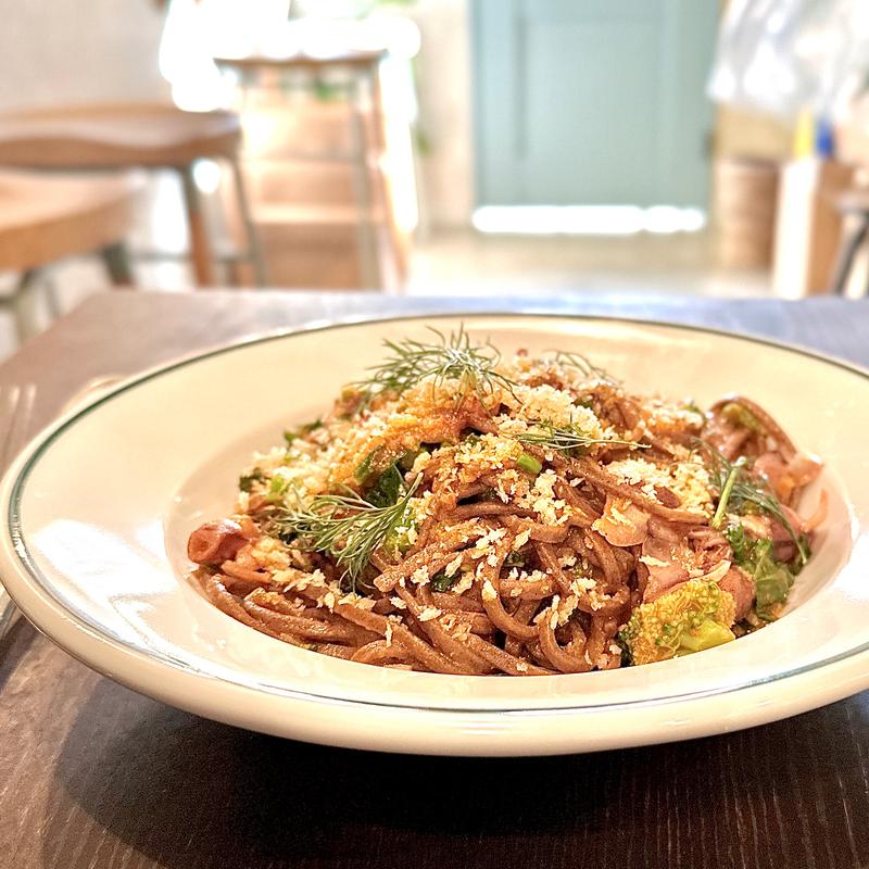 玄米香る黒麺ホタルイカと春野菜トマトソース(Cafe&Deli そら豆食堂)
