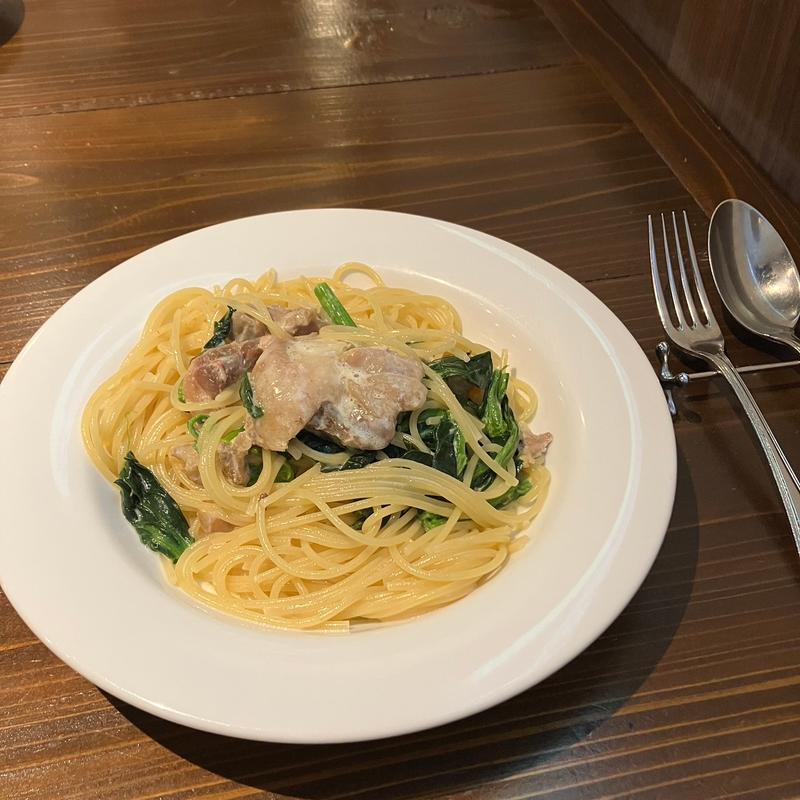 鶏もも肉とほうれん草のクリームソース(クオーレドーロ)