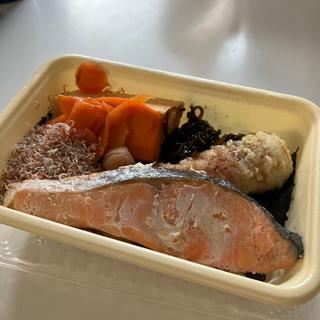 鮭弁当(板五米店-旅とお結び-)