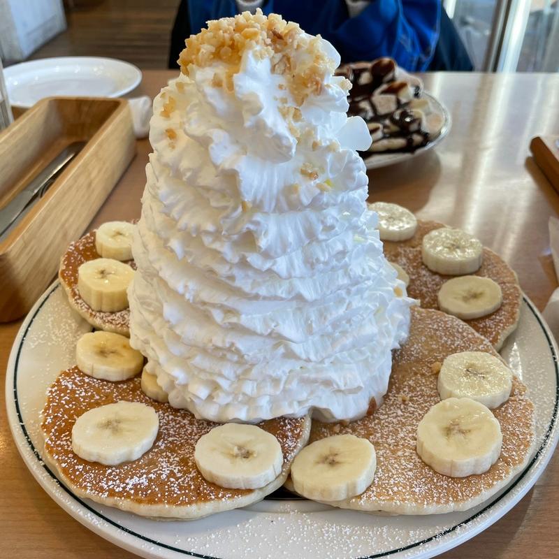 バナナ、ホイップクリームとマカデミアナッツ(Eggs ’n Things さいたま新都心店)