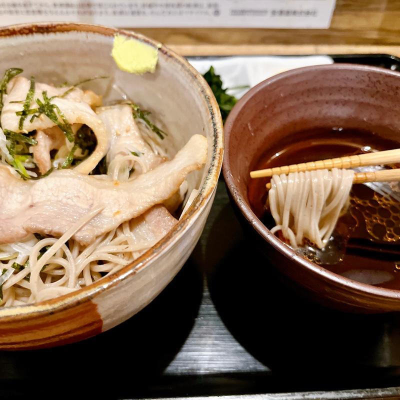 揚豚のラー油入りつけ肉蕎麦(創作生蕎麦 梟小路)