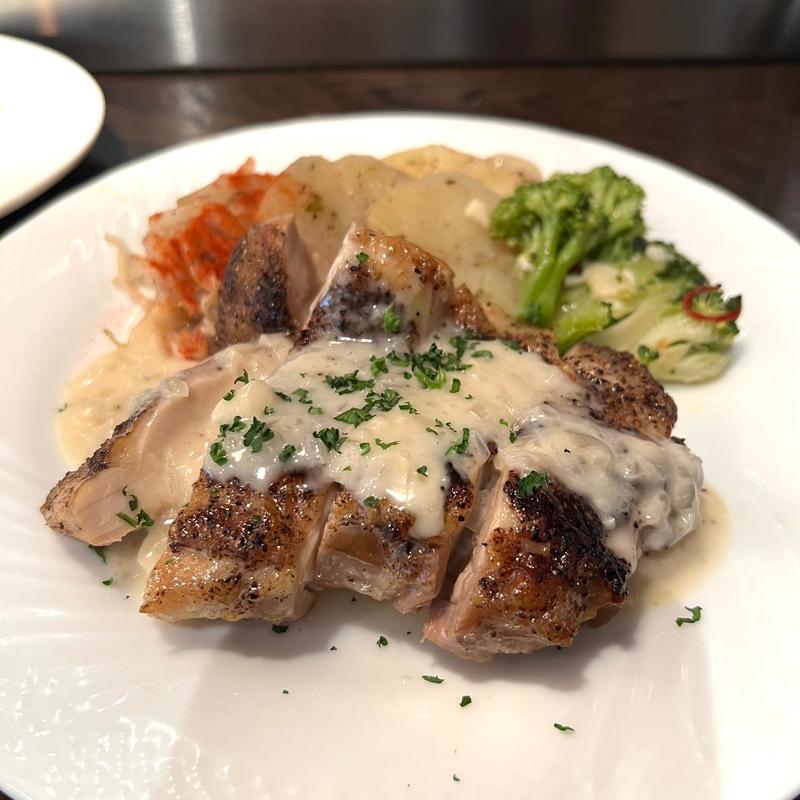 チキンソテー　シュクメルリソース(コムギラボ ピッツァ&手打ちパスタ)