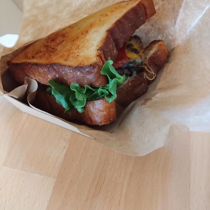 レタストマトチーズバーガー(One Hundred Bakery 千歳船橋店)