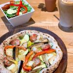 カマンベールと野菜のバジルpizza(5 waters cafe)