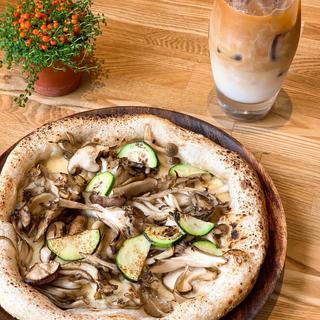 木の子とズッキーニのアンチョビ風味pizza(5 waters cafe)