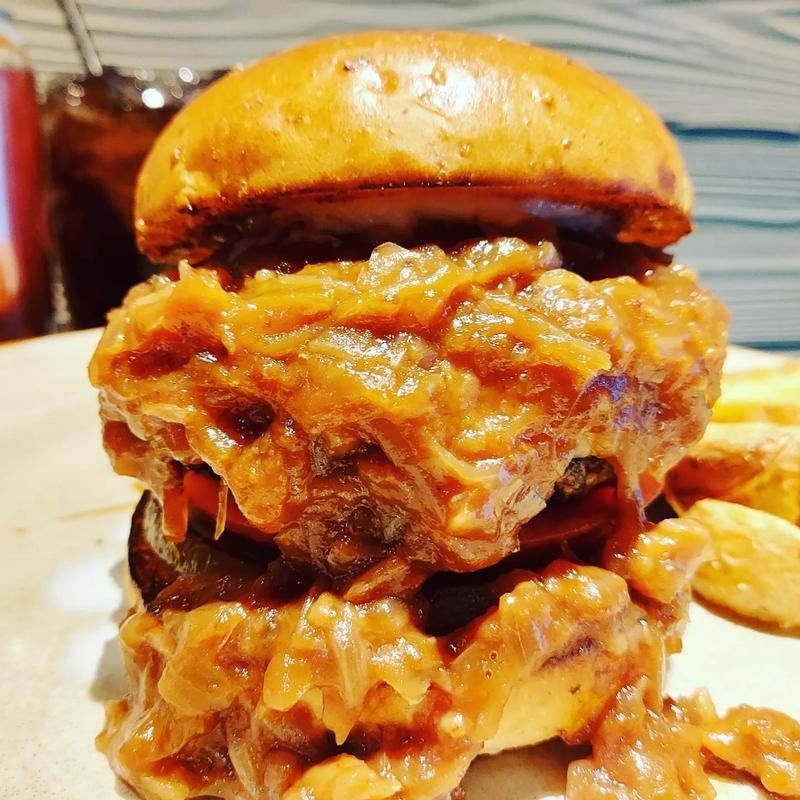 コンビーフマッシュポテトバーガー(だるま珈琲)