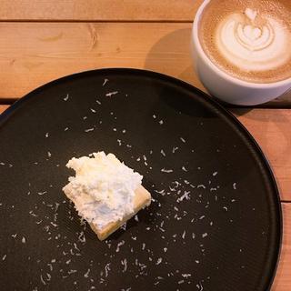 究極のチーズケーキとカフェラテセット(fArment Cafe)