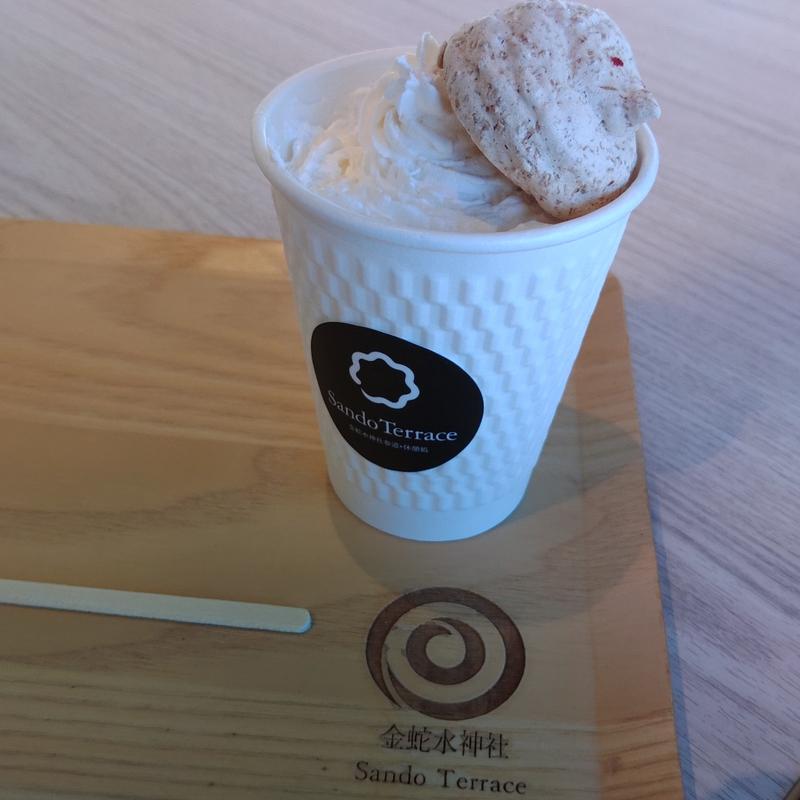 白蛇チョコレートドリンク(金蛇水神社外苑 SandoTerrace IKoMiKi (サンドウ テラス イコミキ))