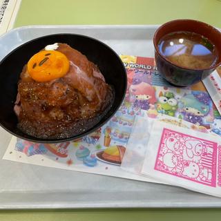 ぐでたまのローストビーフ丼(特盛)(サンリオレインボーワールドレストラン)