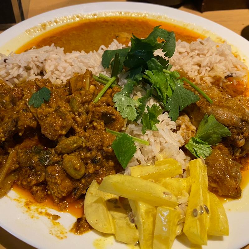 3種のあいがけカレー(SPICE & CLASH ROCK'N ROLE feat. 博多男前焼鳥闇よだれ)