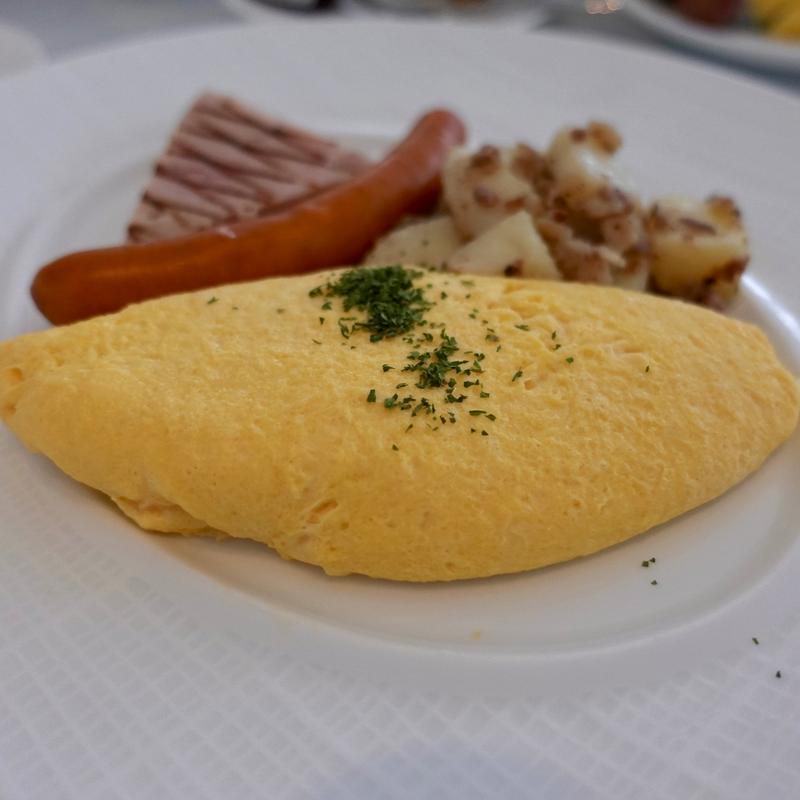 卵料理とグリルハムとソーセージ添え(エーゲ海)