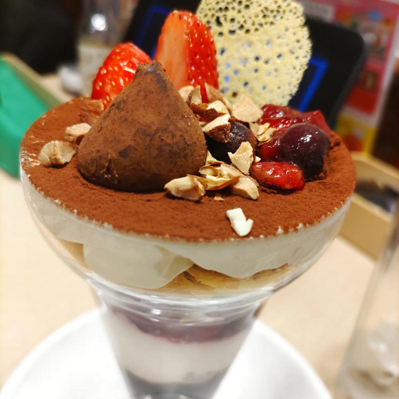 濃厚カカオトリュフといちごのデザート

(ガスト)