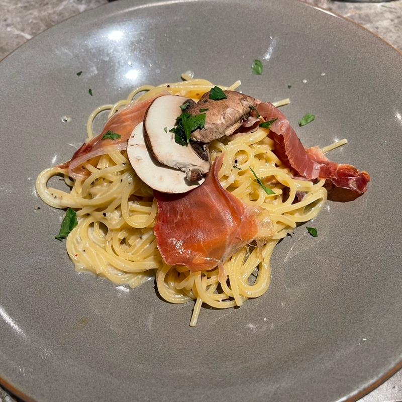 生ハムとジャンボマッシュルームのクリームソース(ザ・タワー タヴァン バー＆グリル

)