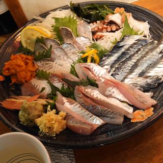 綾部市魚幸のお造り。鯵、鰯、カレイのチャンジャ、タチウオの炙り、タコ。全て舞鶴産