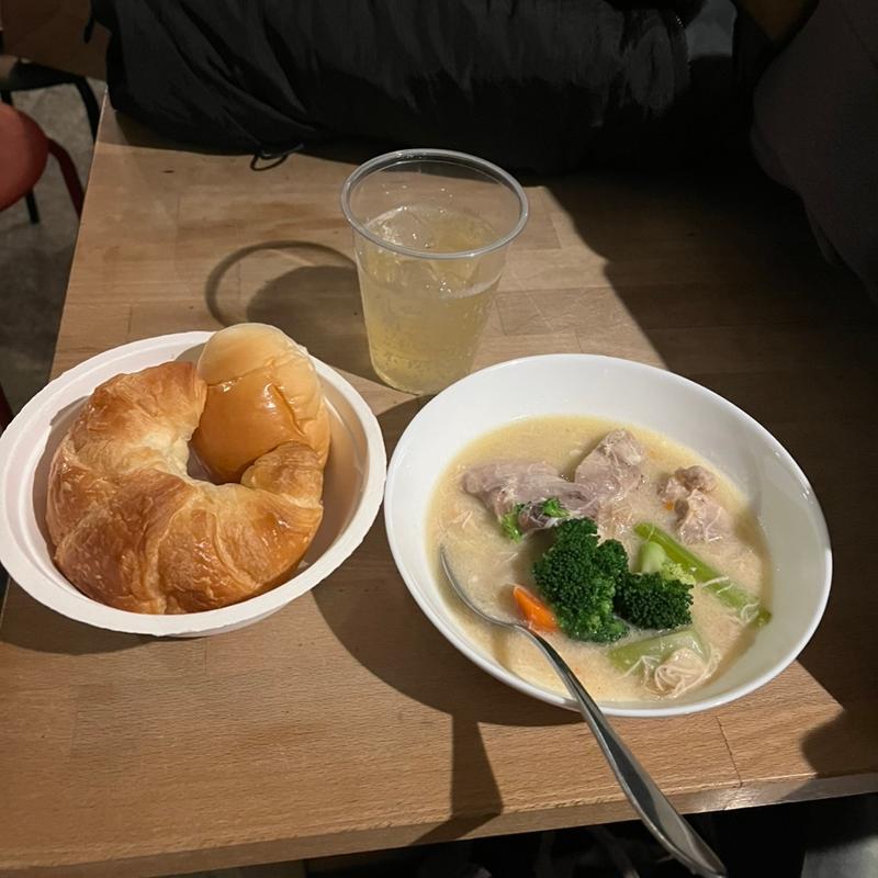 クリームシチュー　パン付き(リーフルーム （leaf room）)