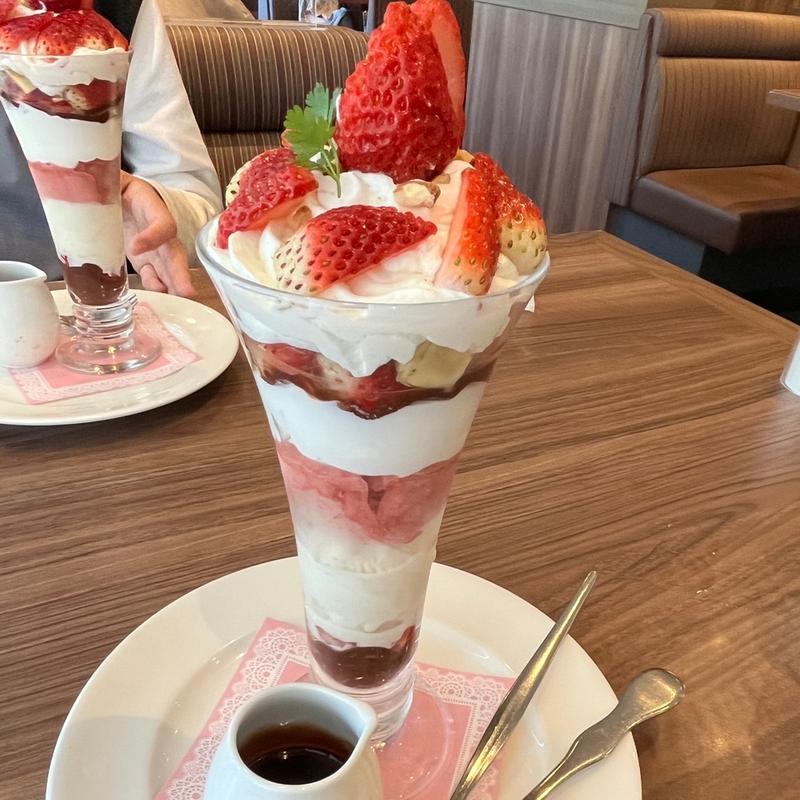 ストロベリー&ホットファッジ(ロイヤルホスト横浜駅前店)