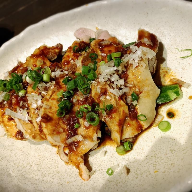 〈麻辣鶏〉蒸し鶏の四川ソースかけ(中華菜食 直家)