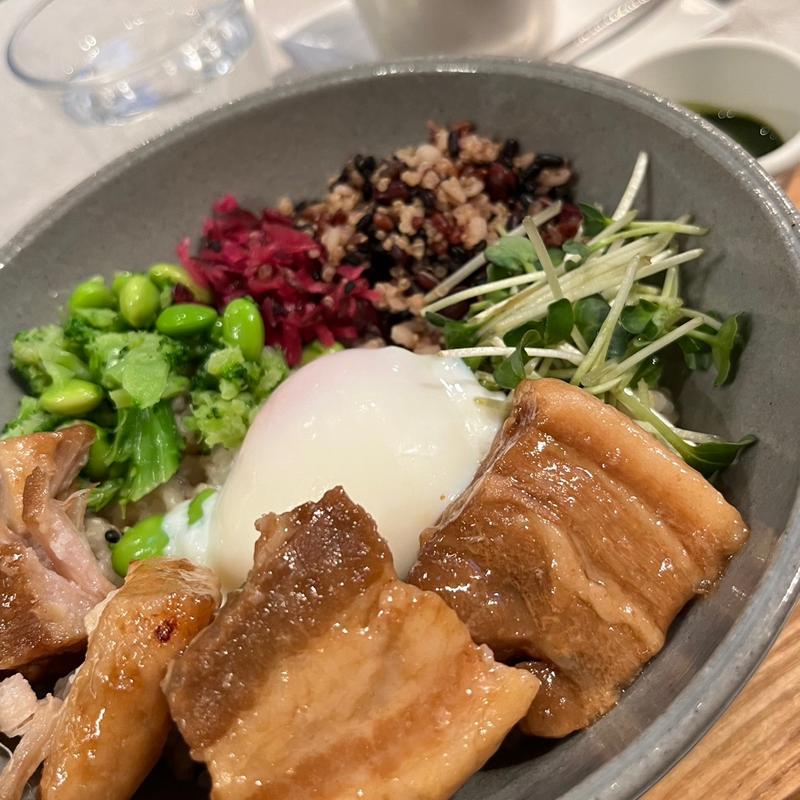 豚の角煮と温泉卵のどんぶり(伊右衛門カフェ 品川店)