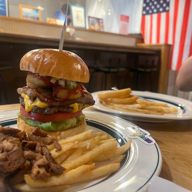 ベーコンチーズバーガー　オニオンリングトッピング(ザ ハンバーガー （THE HAMBURGER）)