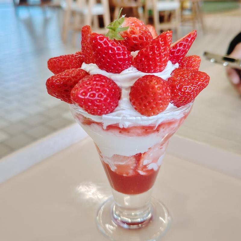 いちごの森の冬パフェ(フルーツパークテラス)