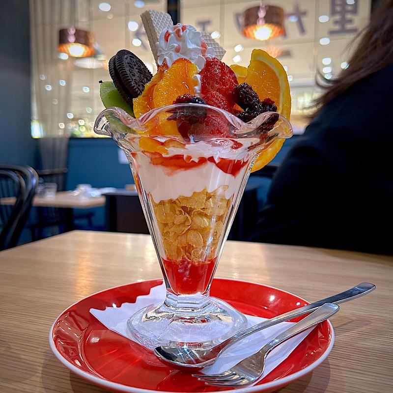 季節のフルーツパフェ(いちごの里カフェ 宇都宮パセオ店)