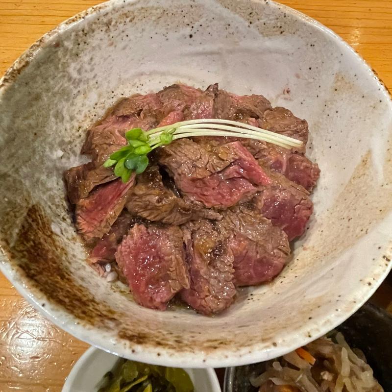 牛さがりのステーキ丼（1.5倍）(和食たかもと)