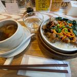 B+柔らか鶏肉と干し金針菜の蒸籠ご飯(広東薬膳スープと蒸籠ご飯「蓮めぐり」)