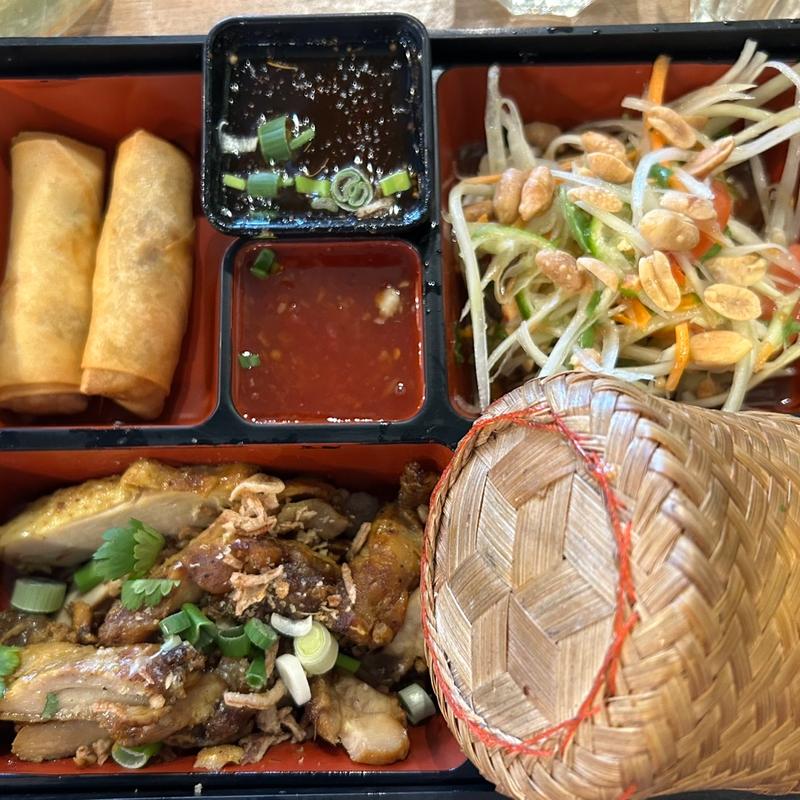 タイ弁当 チキン、パパイヤサラダ、春巻き、もち米(Eat-Aroi Cafe)