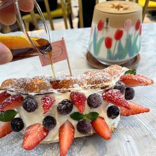 ストロベリーワッフル(サロンドルイジュエリーカフェ)