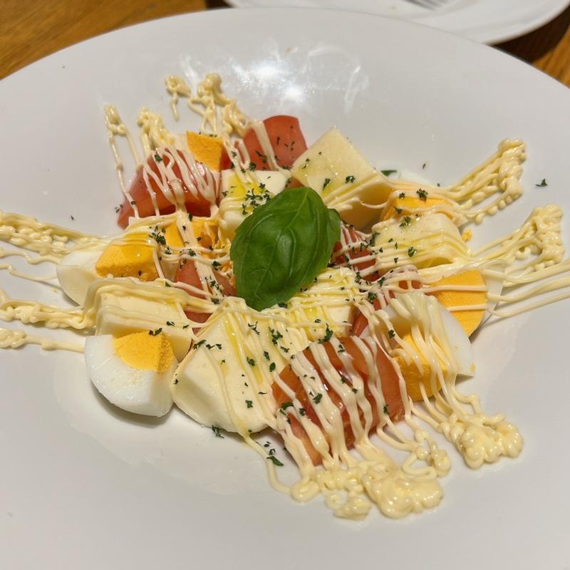 カプリ風サラダ ゆで卵添え(PIZZERIA 37)