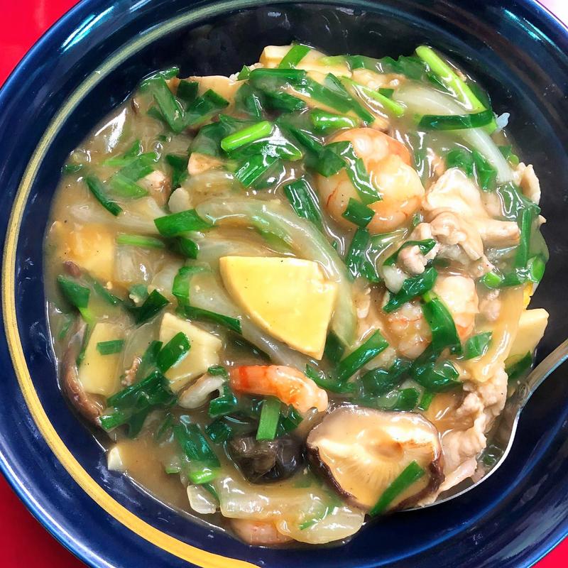 卵炒飯にうま煮のアタマ乗せ(やじ満)