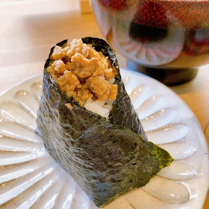 おむすび（山椒肉そぼろ）(まりも食堂)
