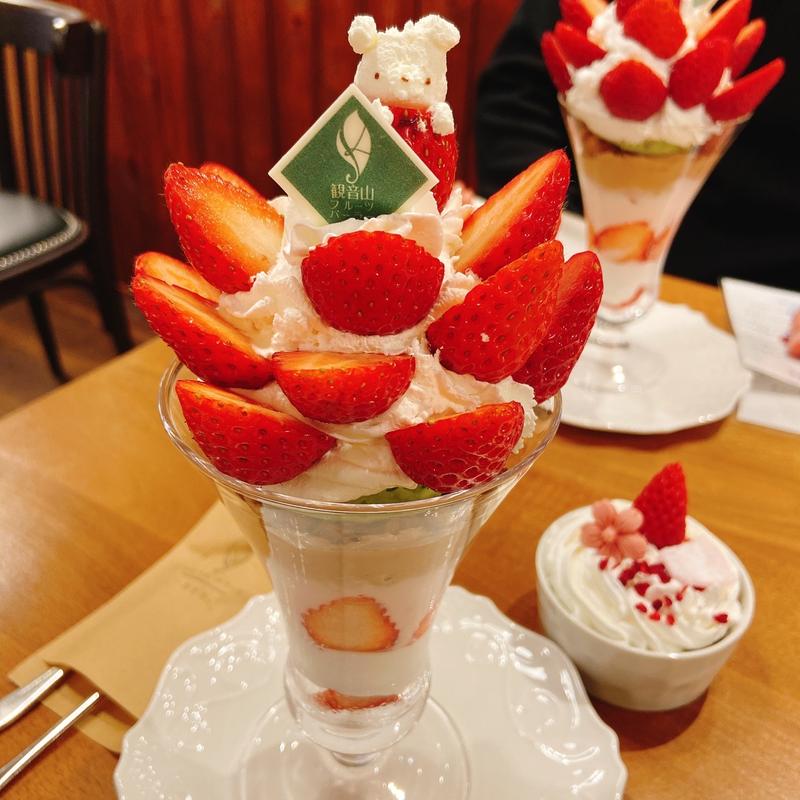 苺パフェ(観音山フルーツパーラー 表参道)