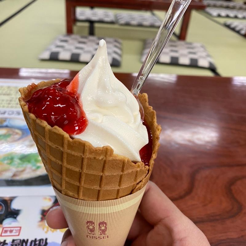 生乳ソフトクリーム（ストロベリー）(満願の湯)