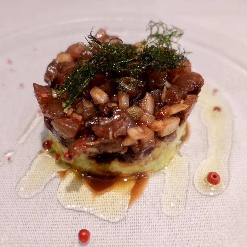 カツオとアボカドのタルタル・ミルフィーユ仕上げ(ダグズ・グリル)