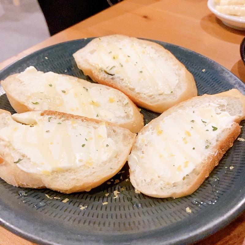 マスカルポーネと蜂蜜レモンのブルスケッタ(イタリアン居酒屋 あとりンち エキニシ店)