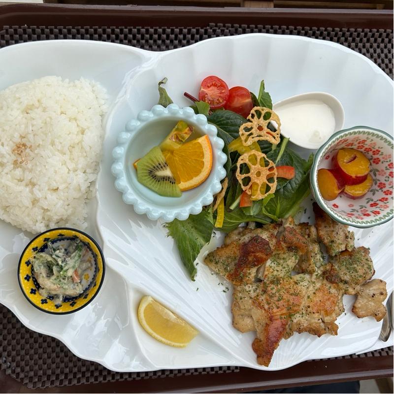 グリルチキンと彩りサラダ(レストラン L.grow+ 泉南店)