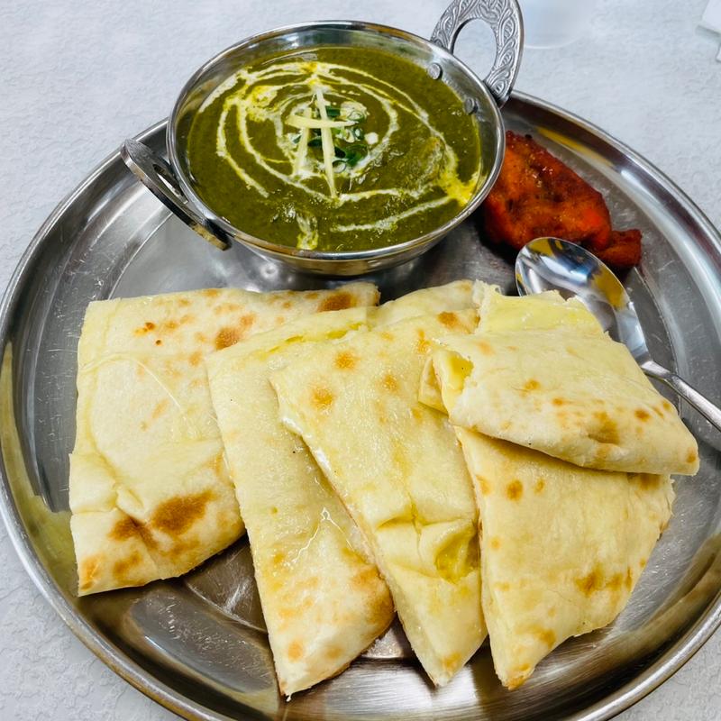 ほうれん草のチキンカレーのチーズナン(タンドリーハウス)