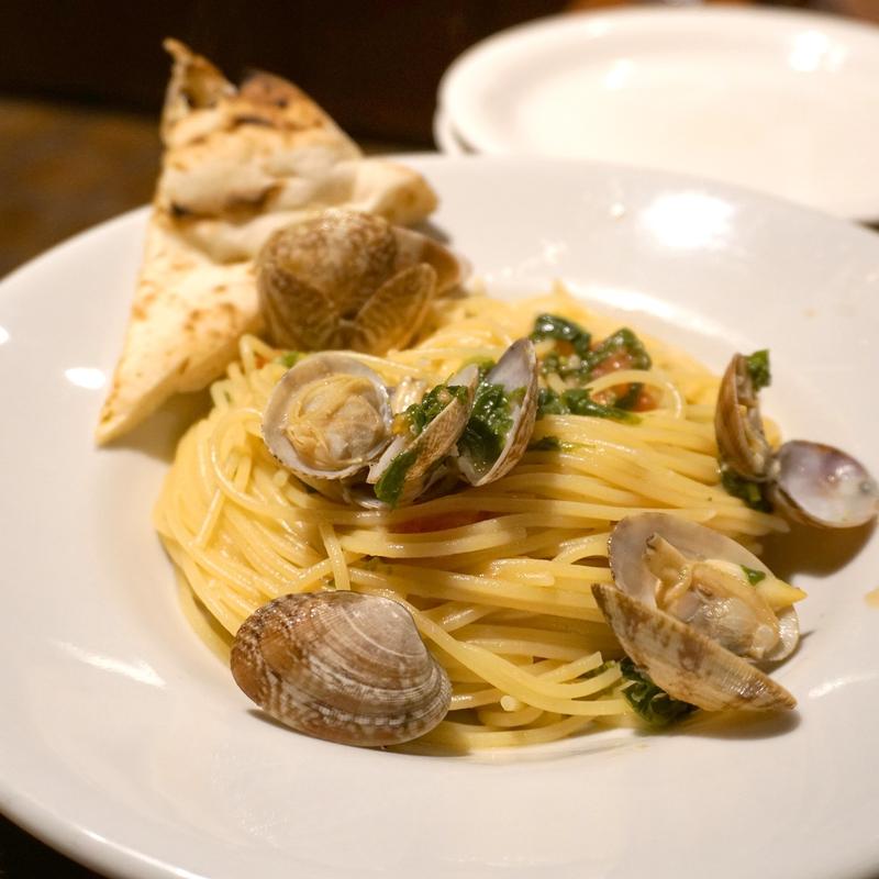 アサリと菜の花、フレッシュトマトのオイルソーススパゲッティー(ピッツェリア ファリーナ)