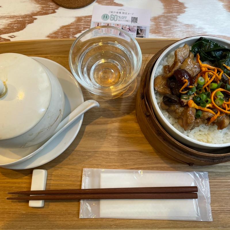 B+柔らか鶏肉と干し金針菜の蒸籠ご飯(広東薬膳スープと蒸籠ご飯「蓮めぐり」)