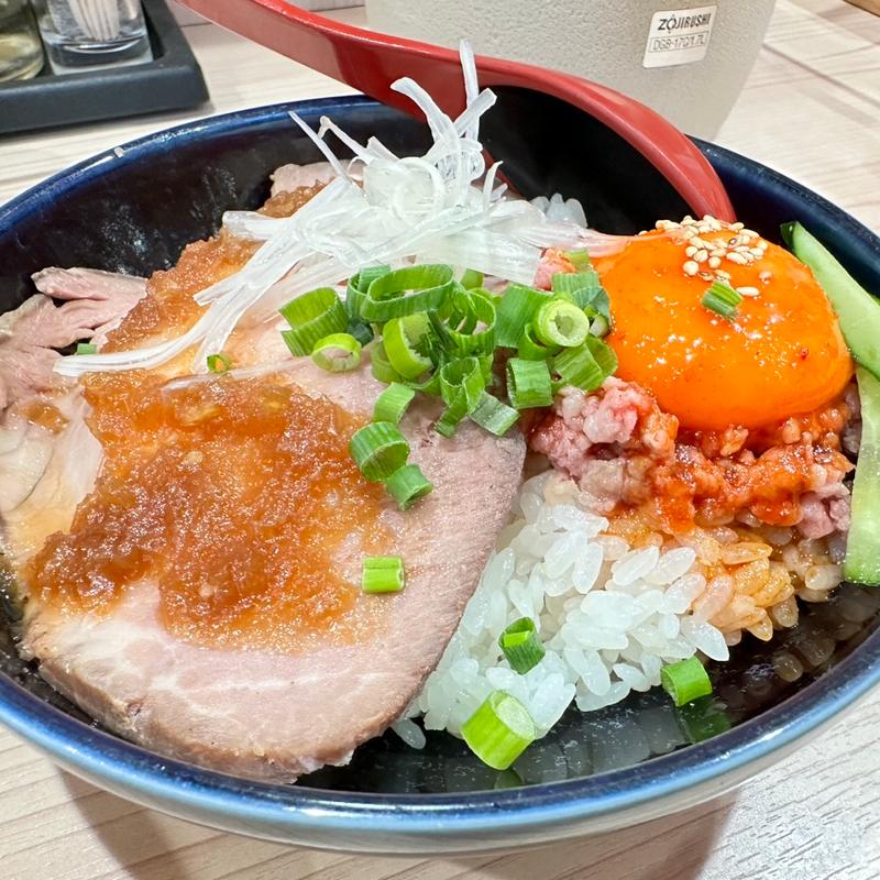 飯の合盛り丼（牛ユッケ＆ローストポークステーキソース）(ラーメン専科 竹末食堂)
