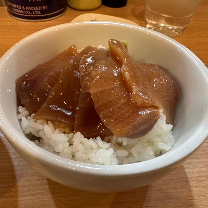 生本鮪と桜ブリの二色ヅケ丼(ガモウスマイル)