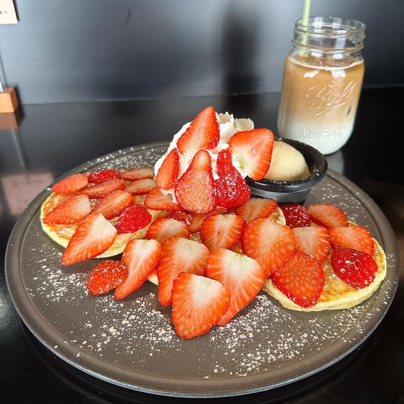 いちごのパンケーキ カフェラテ(アイス)(ザ パンケーキ ワークス （The Pancake Works）)