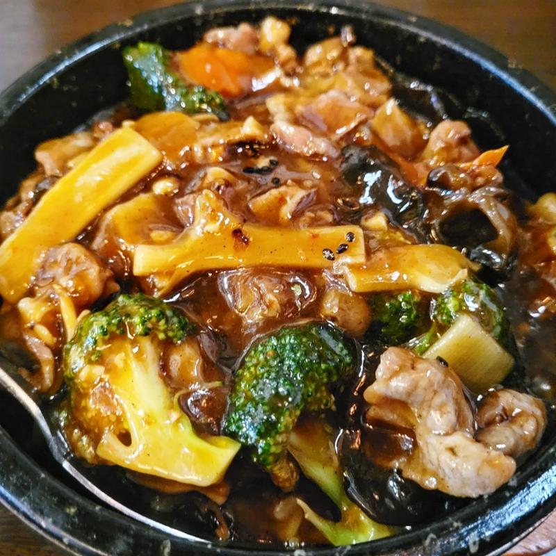 熱々、石鍋ご飯　石鍋熱飯　豚肉の甘辛あんかけ石鍋ご飯(媽媽厨房)