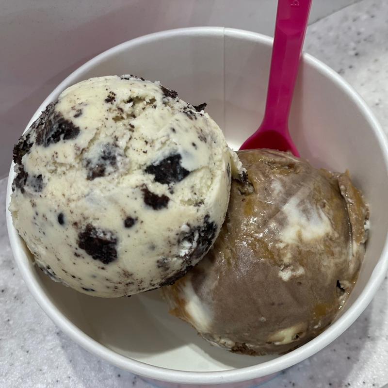 キャラメルチョコレートチーズケーキとクッキーアンドクリーム(サーティワンアイスクリーム ボーノ相模大野ショッピングセンター店)