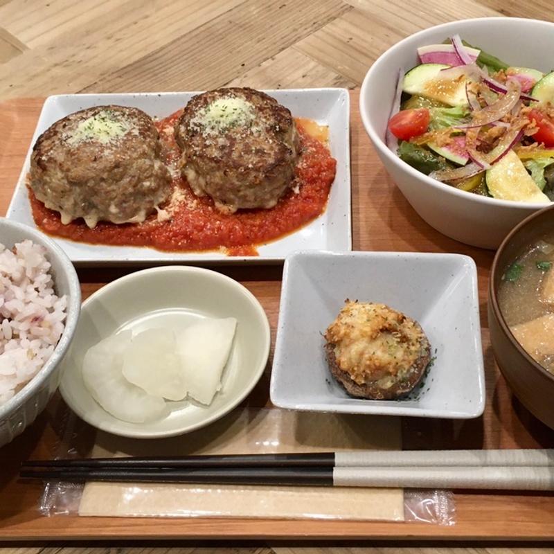 自家製トマトソースで食べるワイルドハンバーグ定食(食堂RINO)