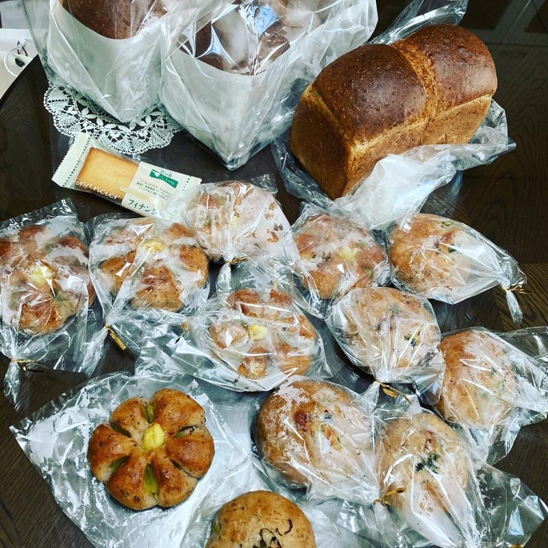 玄米食パン.栗パン.野沢菜雑魚パン(玄米赤飯゜（げんまいせきぱん） 井上家)