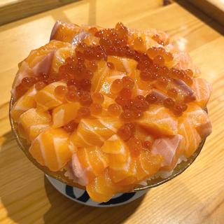 生サーモンと自家製いくら丼(海さくら 蝦夷海（えぞうみ）‐EZOUMI‐)