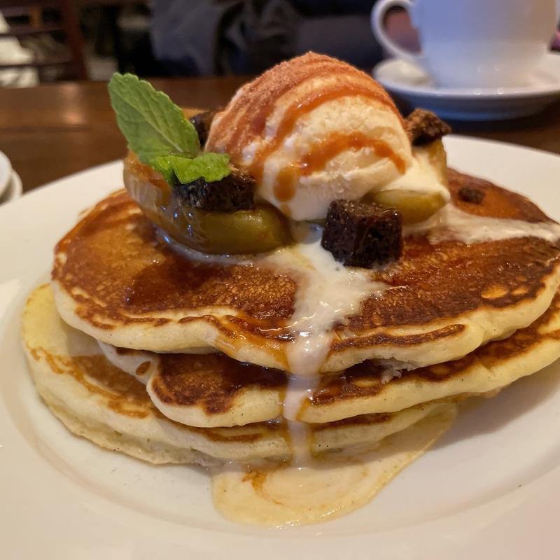 焼きリンゴと 塩キャラメルのパンケーキ(バターミルクチャンネル原宿)