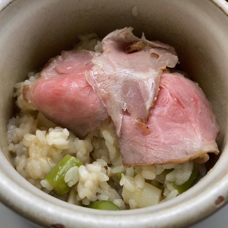 アスパラのリゾットローストポークのせて(Bar Espanol YEBRA（バル エスパニョール ジェブラ）)